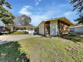 926 N Waterview Dr in Richardson, TX - Building Photo