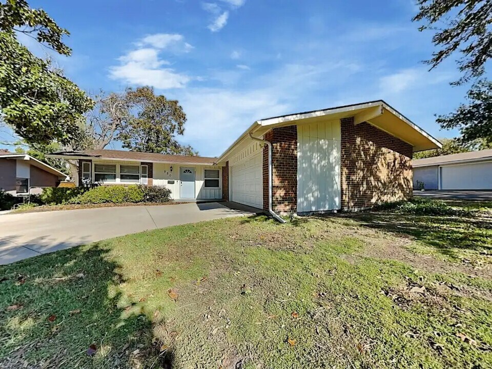 926 N Waterview Dr in Richardson, TX - Building Photo