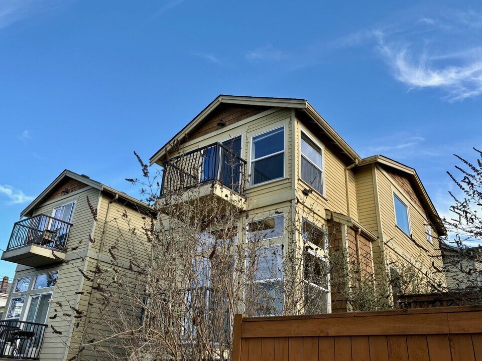 2219 E Spruce St in Seattle, WA - Building Photo