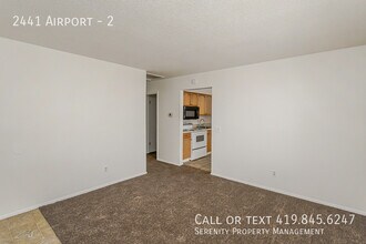 2441 Airport in Toledo, OH - Building Photo - Building Photo