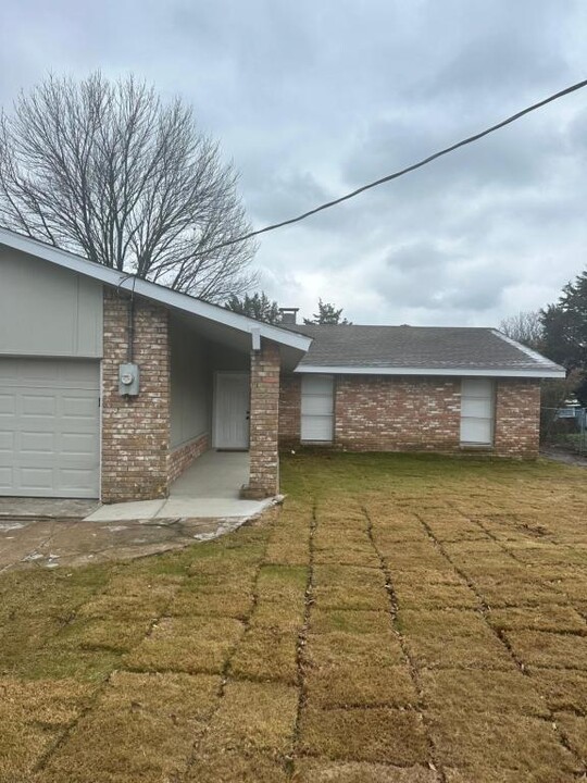 1230 Elsmere Dr in Duncanville, TX - Building Photo