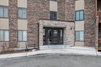 Medinah on the Lake in Bloomingdale, IL - Building Photo - Building Photo