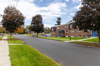 Princeton Commons in Claremont, NH - Foto de edificio - Building Photo