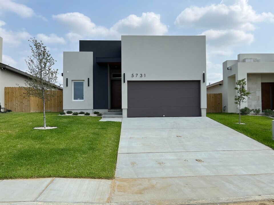 5731 Beefalo Ln in Laredo, TX - Building Photo