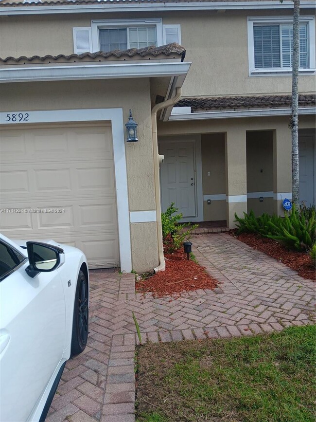 5892 Abbey Rd in Tamarac, FL - Building Photo - Building Photo