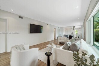 8918 Garland Ave in Surfside, FL - Foto de edificio - Building Photo