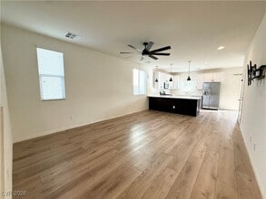 5414 Enchanted Rose St in Las Vegas, NV - Foto de edificio - Building Photo