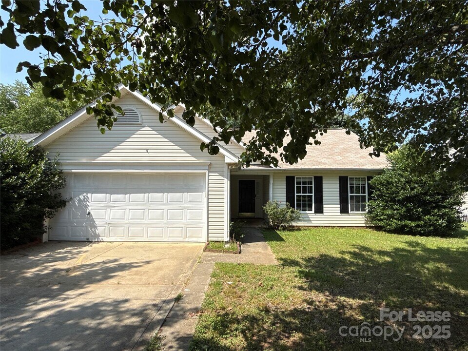 3025 Longspur Dr in Matthews, NC - Building Photo
