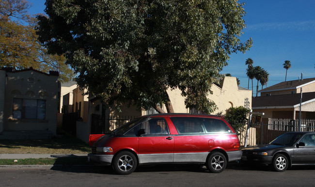 613 W 83rd St in Los Angeles, CA - Building Photo - Building Photo