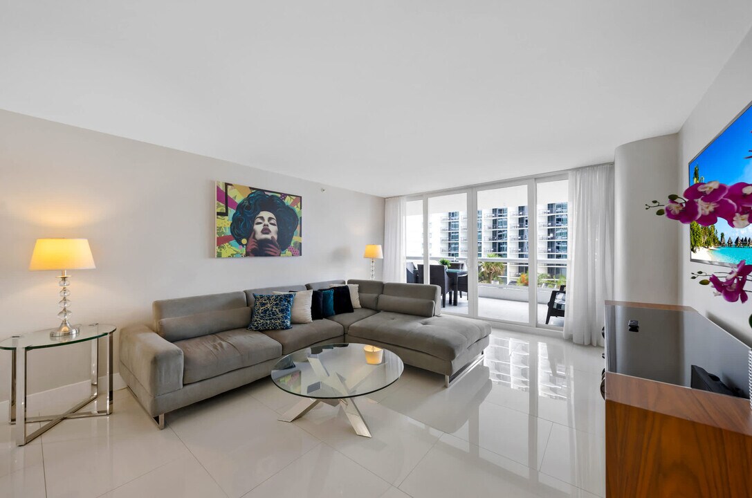 1717 N Bayshore Dr in Miami, FL - Building Photo