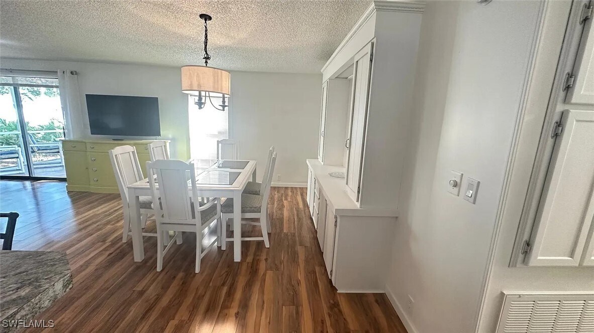 19851 Cypress Wood Ct in North Fort Myers, FL - Foto de edificio