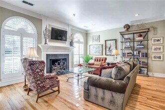5927 Lindenshire Ln in Dallas, TX - Building Photo - Building Photo