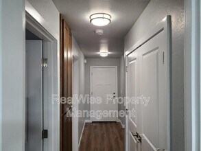 220 Cheryl Ln in Phoenix, OR - Building Photo - Building Photo