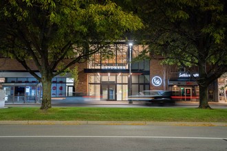 Landmark on Grand River in East Lansing, MI - Building Photo - Building Photo