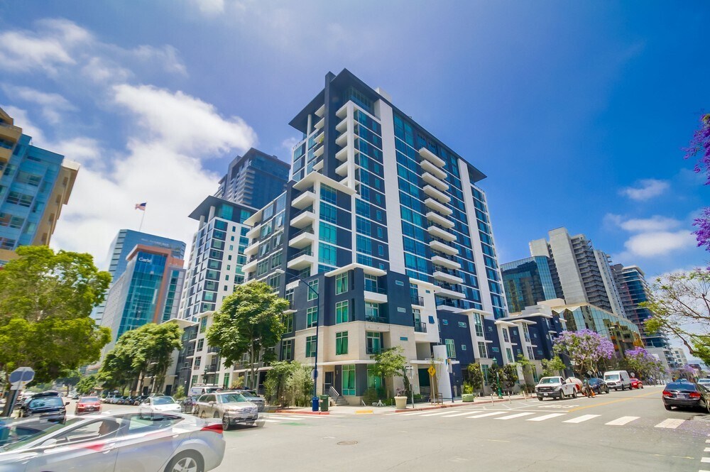 425 W Beech St in San Diego, CA - Building Photo