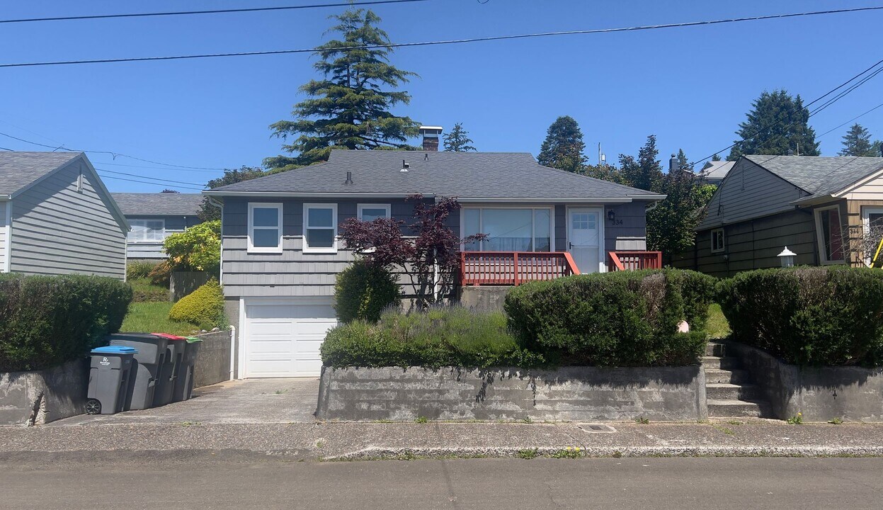 334 Altadena Ave in Astoria, OR - Building Photo