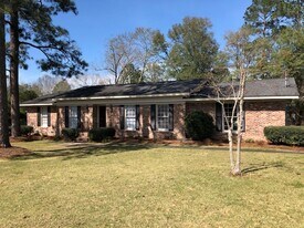 1002 Selkirk Dr in Dothan, AL - Building Photo