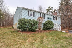 81 Orchard Path Rd in Weare, NH - Building Photo