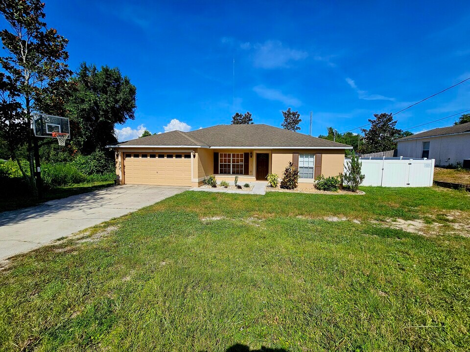 783 Chestnut Ave in Orange City, FL - Building Photo