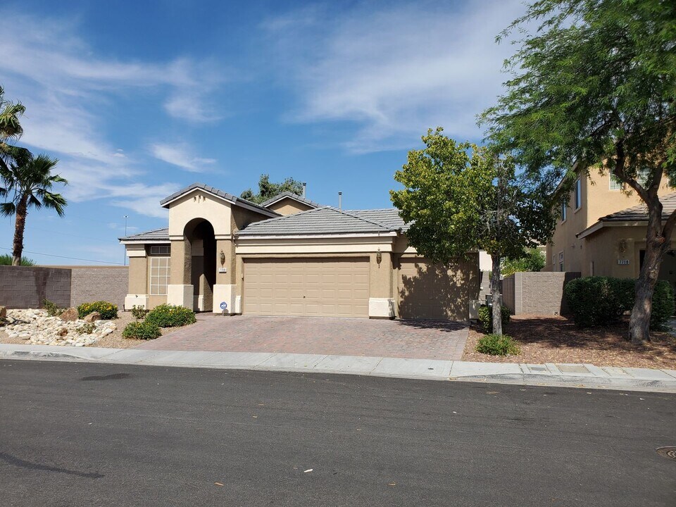 7708 Cascade Bluffs Ct in Las Vegas, NV - Building Photo