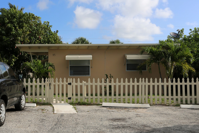 115 SE 14th Ave in Boynton Beach, FL - Building Photo - Building Photo