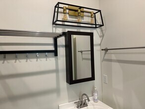 23110 1/2 Mulholland Dr in Woodland Hills, CA - Foto de edificio - Building Photo