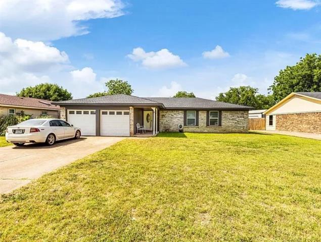 1109 Tobie Layne St in Benbrook, TX - Building Photo