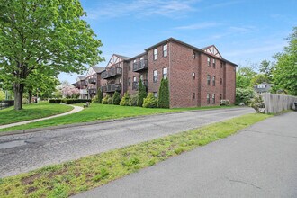 45 Highland St, Unit #108 in West Hartford, CT - Foto de edificio - Building Photo