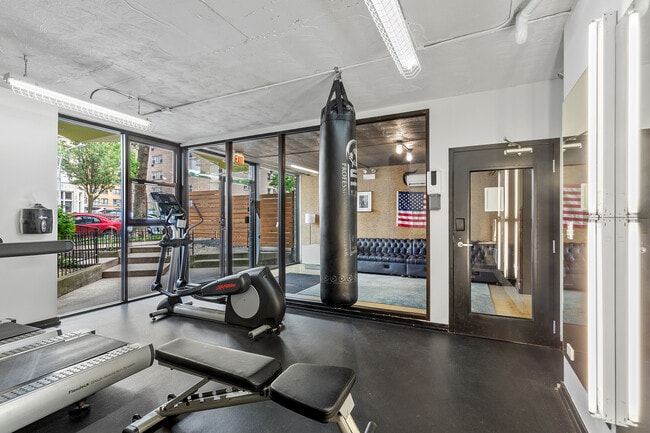 6134 N Kenmore Ave in Chicago, IL - Building Photo - Building Photo