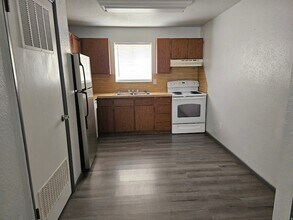 215 N 400 W in Ferron, UT - Foto de edificio - Building Photo