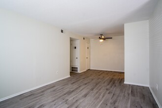 Crossroads Apartments in Savannah, GA - Building Photo - Building Photo