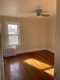 523 Lowell St, Unit Charming Methuen Home in Methuen, MA - Foto de edificio - Building Photo