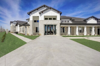 Ascend at 1385 in Aubrey, TX - Foto de edificio - Building Photo