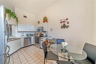 643 Beachwalk Cir in Naples, FL - Building Photo