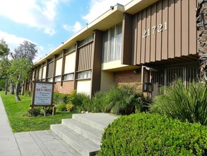 Roscoe Lanai in CANOGA PARK in Canoga Park, CA - Foto de edificio - Building Photo