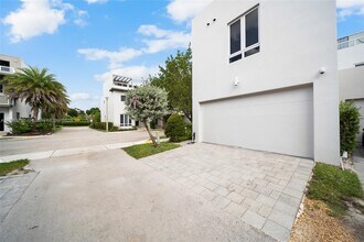 10560 NW 64th Terrace in Doral, FL - Building Photo - Building Photo