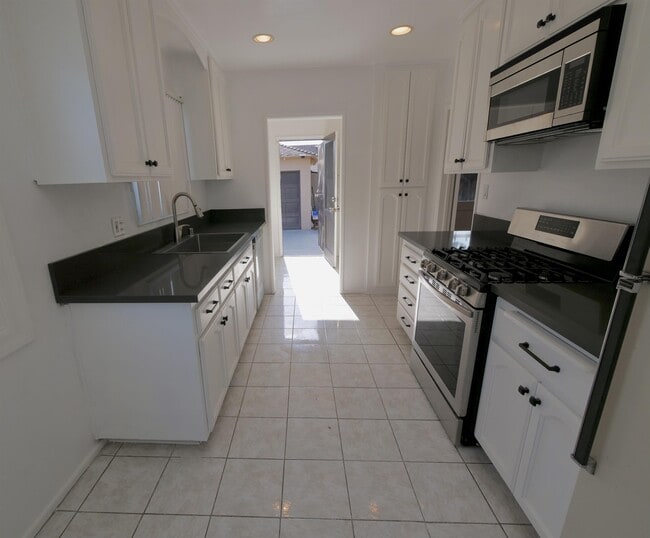 15425 Parron Ave in Gardena, CA - Building Photo - Building Photo