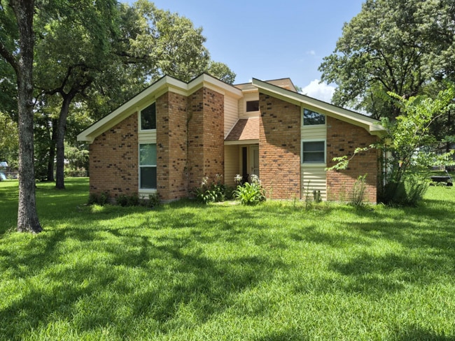 property at 320 Lakeview Dr