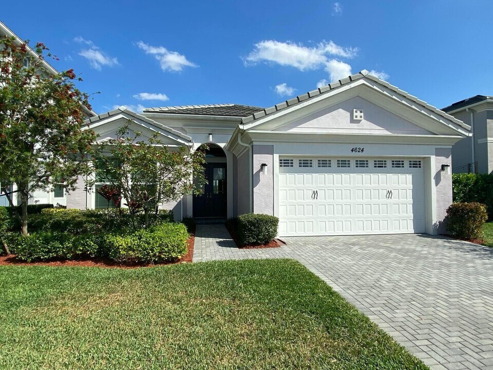 4624 Woodland Wy in Westlake, FL - Building Photo