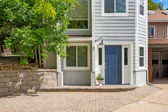 2501 Bluff St, Unit #2 in Boulder, CO - Foto de edificio - Building Photo