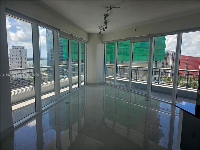 60 SW 13th St in Miami, FL - Building Photo - Building Photo