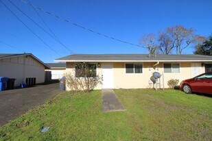 6237-6239 SE Fern Ave, Unit 6237 in Portland, OR - Building Photo