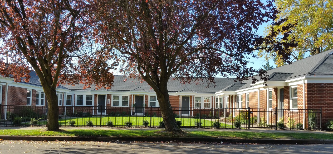 Collins Court in Portland, OR - Building Photo