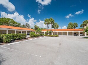 5060 Harmony Cir in Vero Beach, FL - Foto de edificio - Building Photo