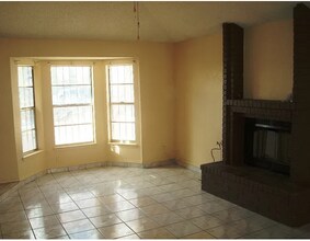 806 Los Surcos Rd in El Paso, TX - Foto de edificio - Building Photo