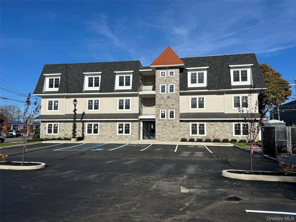 400 Oak St in Copiague, NY - Building Photo