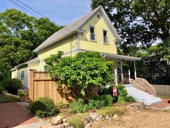 5 Laurel Ave in Oak Bluffs, MA - Building Photo