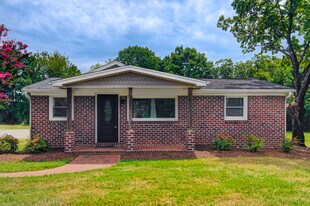 8603 Haw River Rd in Oak Ridge, NC - Building Photo