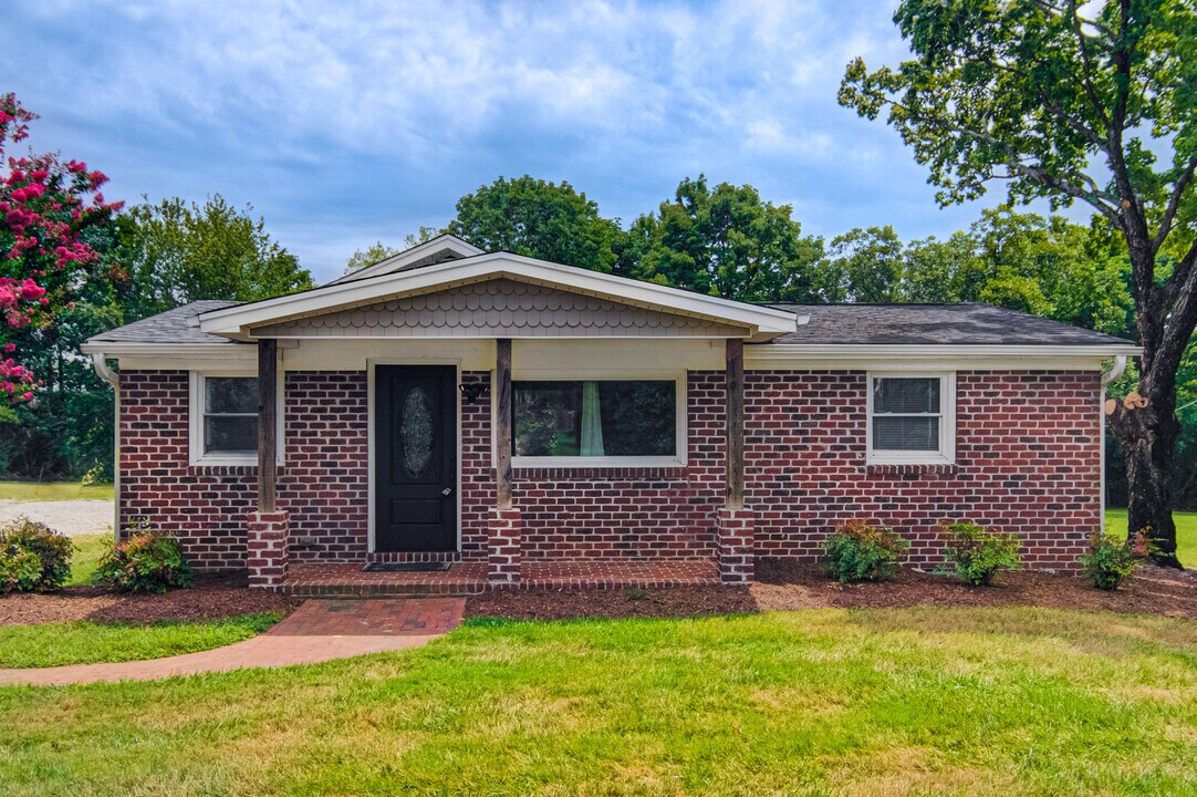 8603 Haw River Rd in Oak Ridge, NC - Building Photo