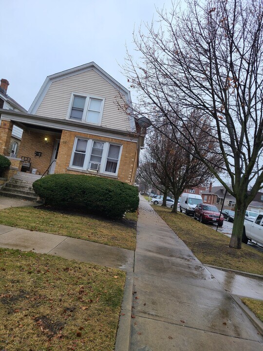 4861 W Warwick Ave, Unit First Floor in Chicago, IL - Foto de edificio